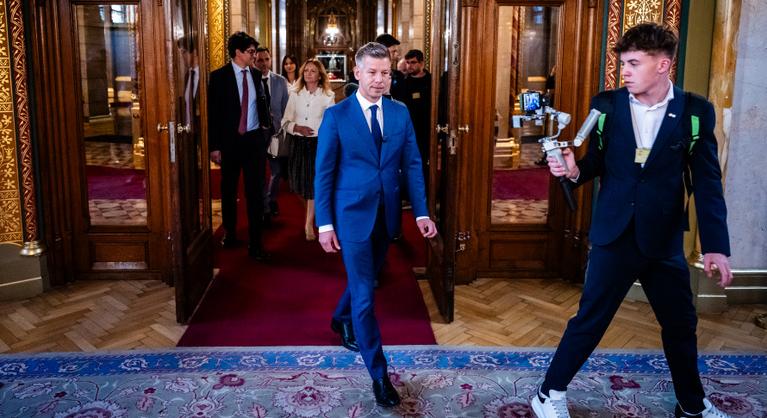 Több mint zene – Rejtett üzenetet hordoz a négy himnusz, amellyel Magyar Péter belép a Parlamentbe