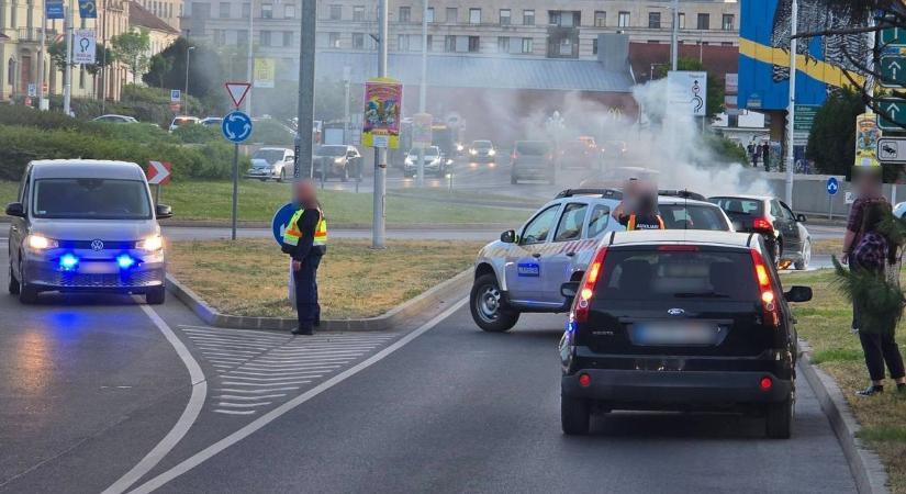 Kigyulladt egy autó a belvárosi körforgalomban (helyszíni képek  videó)