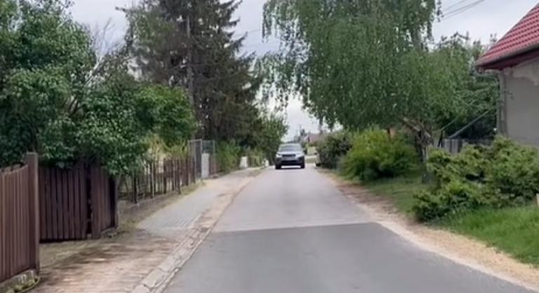 Métereken át tartó tolatásba kezdett Orbán Gáspár, amikor meglátta Hadházy Ákost
