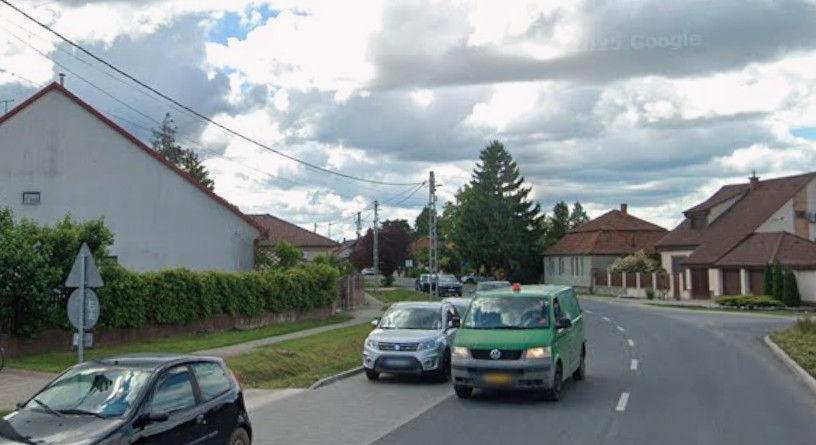 Mentők, tűzoltók a szirmabesenyői balesetnél