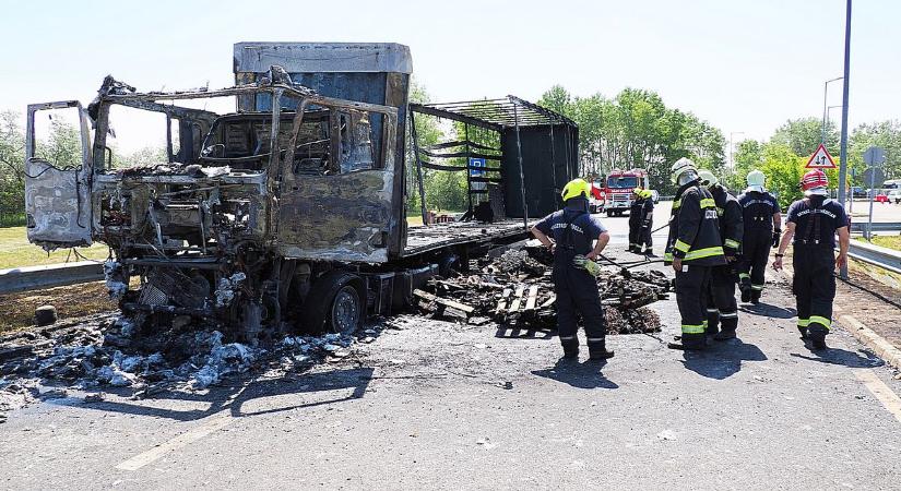 Pokoli tűz pusztított az M5-ösön, lángoló kamion bénította meg a forgalmat (galéria)
