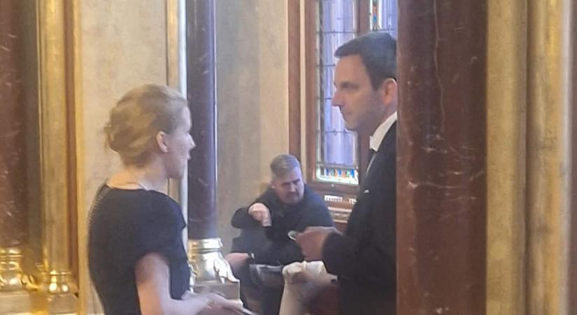 Magyar Pétert húga és sógora is elkísérte a Parlamentbe, a nem régen született gyermekük is velük volt - fotók