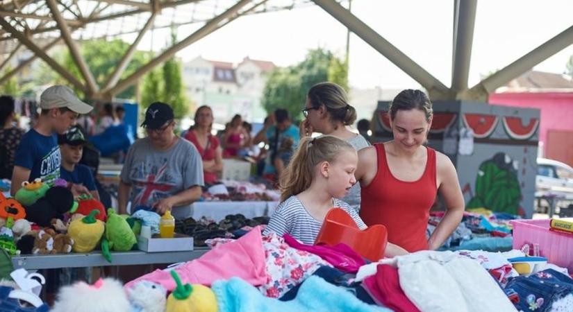Olcsó gyerekholmik és ritka darabok egy helyen – jön a májusi börze a nyíregyházi Búza téren