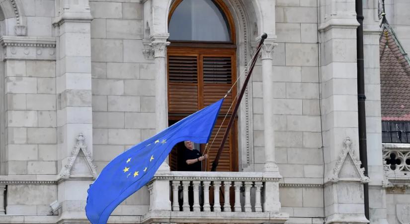 12 év után újra látni: már kint lobog az Európai Unió zászlaja a Parlament épületén
