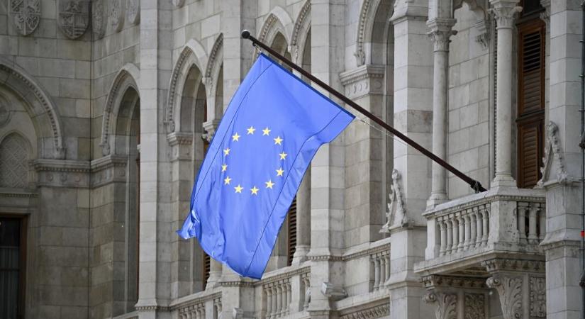 Tizenkét év után visszakerült az uniós zászló a magyar Parlament épületére