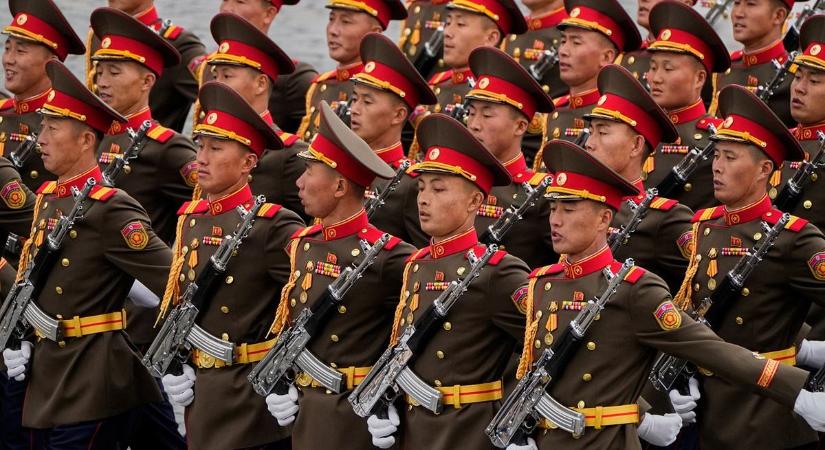 Sokkoló jelenet Moszkvában: Kim Dzsongun katonái együtt masíroztak az orosz hadsereggel