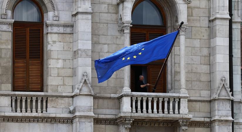 12 év után újra lobog az európai uniós zászló a Parlament épületén