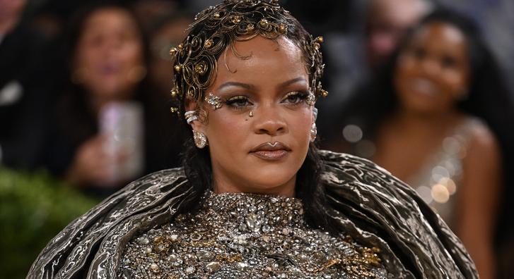 Egészen furcsa tetoválást villantott Rihanna, de minden értelmet nyer, ha megtudjuk, ki készítette