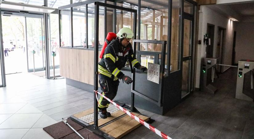 Több mint kétszázan vágtak neki a tizenöt emeletnyi küzdelemnek a Vízügyi Székházban – galériával, videóval