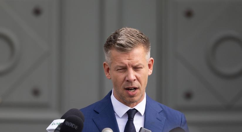 Friss fotó! Magyar Péter fiai is ott vannak a parlamenti páholyban