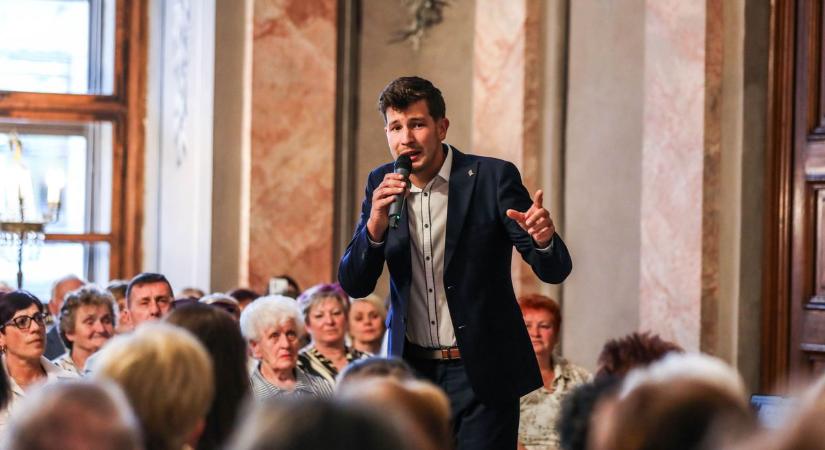 Püspöki Palota: zenés anyák napi köszöntés, közös ének – még dédik is voltak László Attila koncertjén