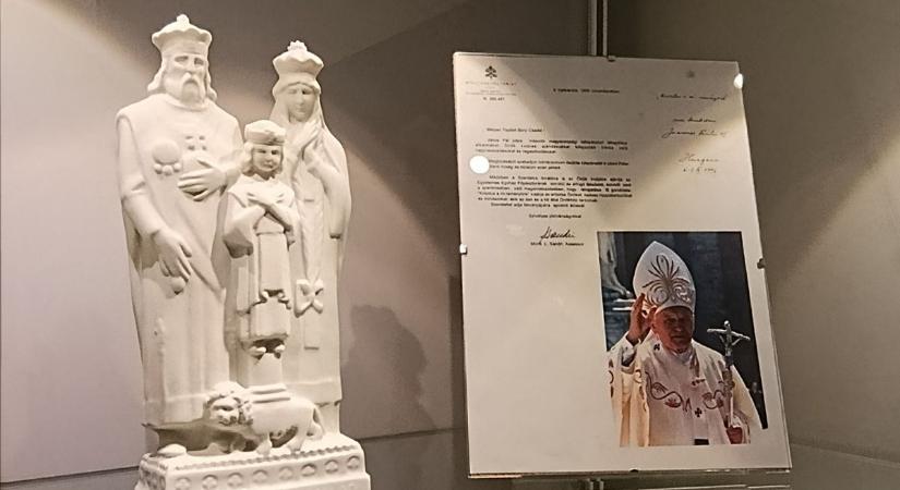 Bory-szobor a pápakiállításon