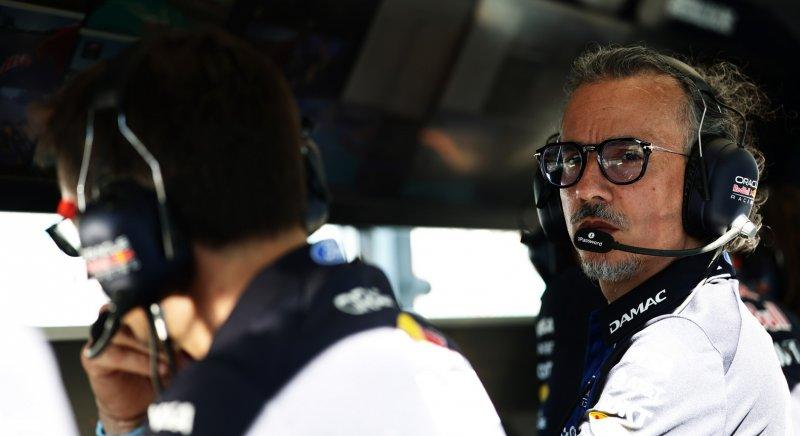 Red Bull: V8? A Ford Mustangban is az van...