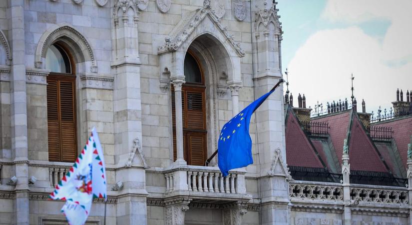 12 év után újra kitették az uniós zászlót a Parlamentre
