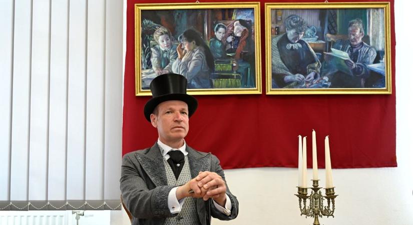 Váratlan utazás Mosonmagyaróváron – Festményeivel idézi meg a legendás sorozat szereplőit - fotók
