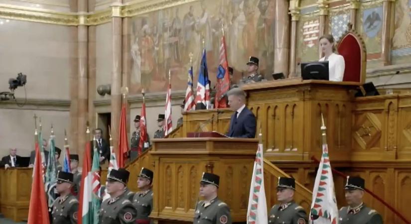Magyar Péter a haza szolgálatát és teljes rendszerváltást ígért eskütétele után