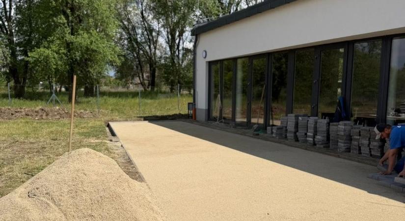 Töretlen a fejlődés a hajdú-bihari városban, új terasszal bővül a közösségi központ!