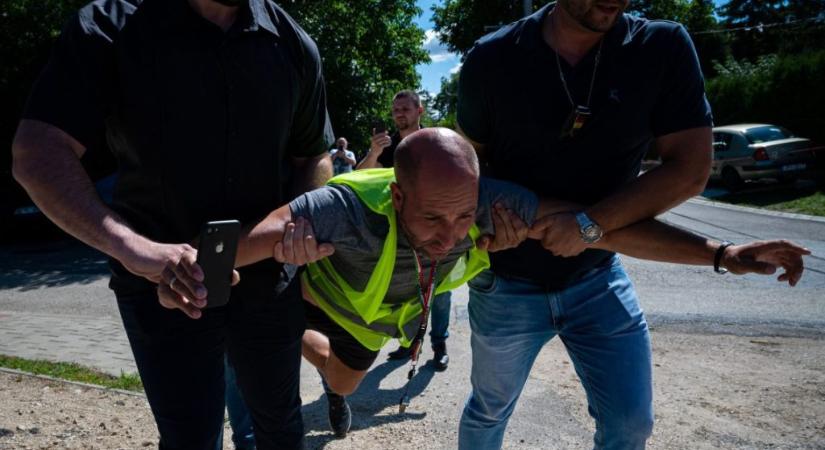 Elfogatóparancsot adtak ki Szabó Bálint ellen, ő pedig a parlamentnél fotózkodott