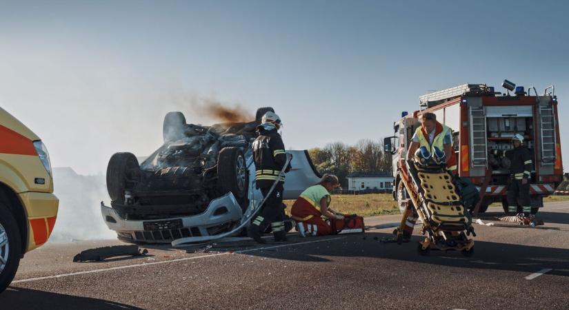 Autók ütköztek az M6-oson – mentők és tűzoltók a helyszínen