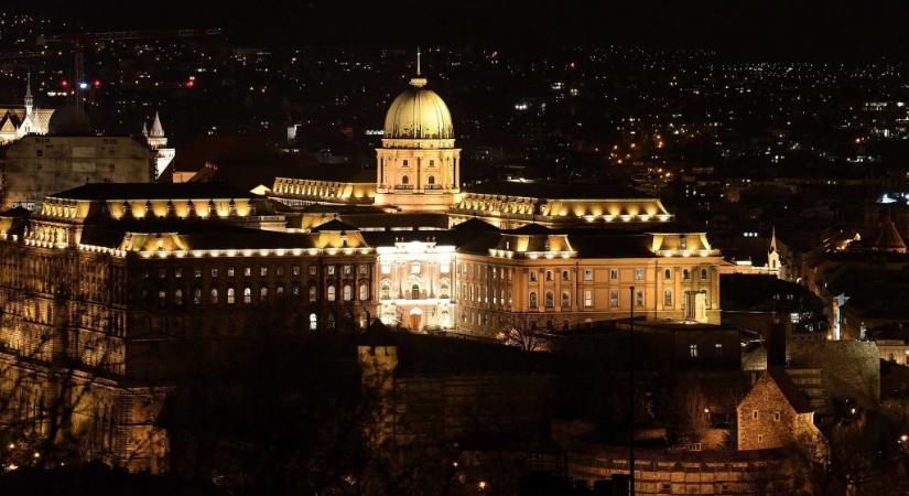 Ilyen jövő várhat az Orbán-kormányok által a Várnegyedben visszaépített óriásokra