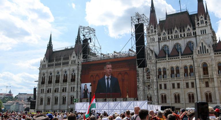 Magyar Péter a Kossuth Lajos téren: Ez a ti rendszerváltásotok