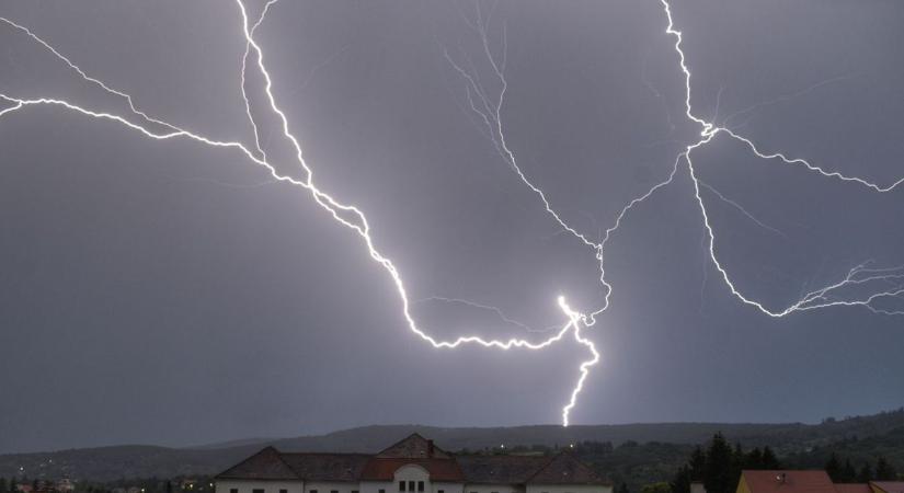 A nyugati határon már toporognak a zivatarok - Mutatjuk, hol villámlik most