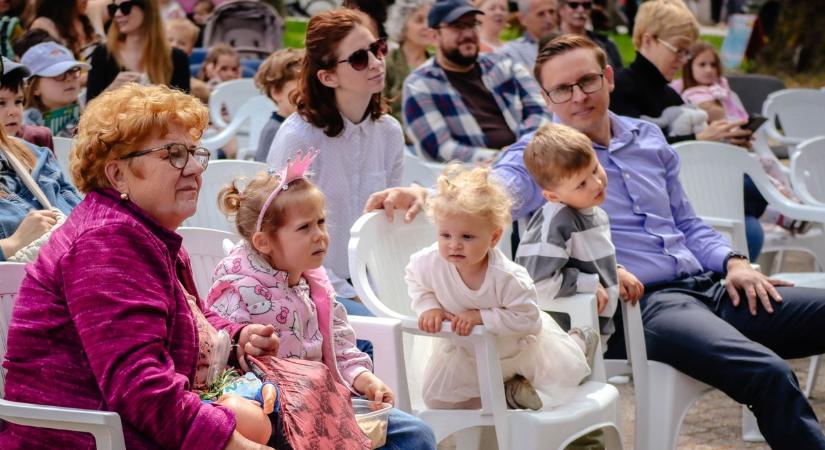 Táncos lábú kisgyerekekkel jubilált a Könyvtári Majális - fotókkal, videóval