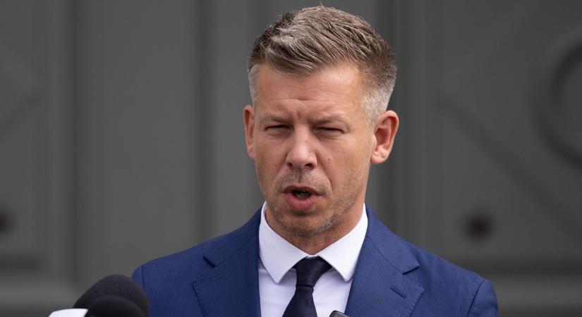 Magyar Péter a fiaival érkezett a Kossuth-térre: így fogadta őket az ünneplő tömeg