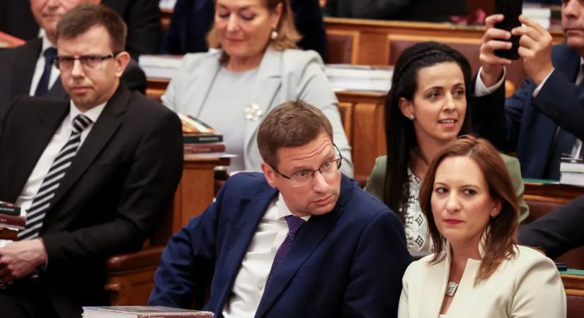 Merev tekintetek, feszülő állkapcsok és pókerarc – galéria a fideszes képviselőkről a parlament alakuló ülésén