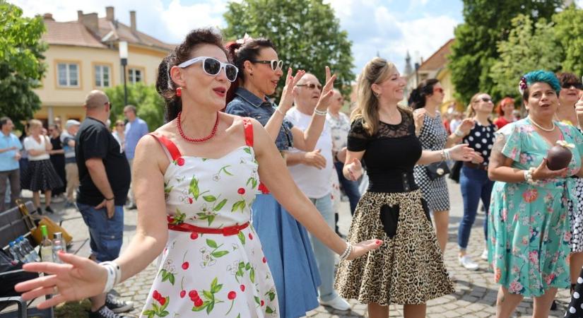 Éppen, de befértek az apró térre az amerikai autócsodák  fotók,  videó