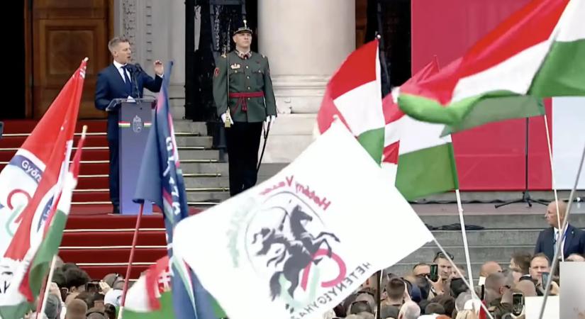 Hatalmas tömeg előtt hirdetett szabad Magyarországot Magyar Péter a Kossuth téren