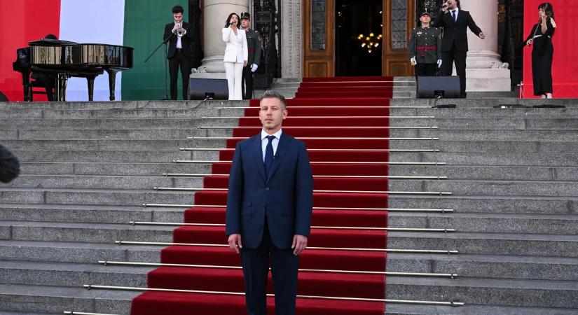 Katonai díszszemle, ünnepélyes zászlófelvonás és zenés-táncos szórakoztató program a Kossuth Lajos téren