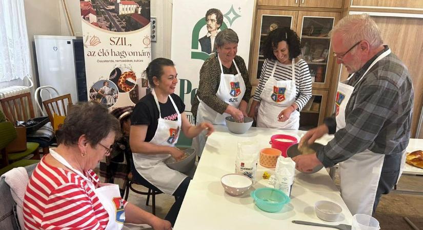 Workshopon tanulták meg, hogyan kell készíteni a szili lakodalmas kalinkót - Fotók, videó