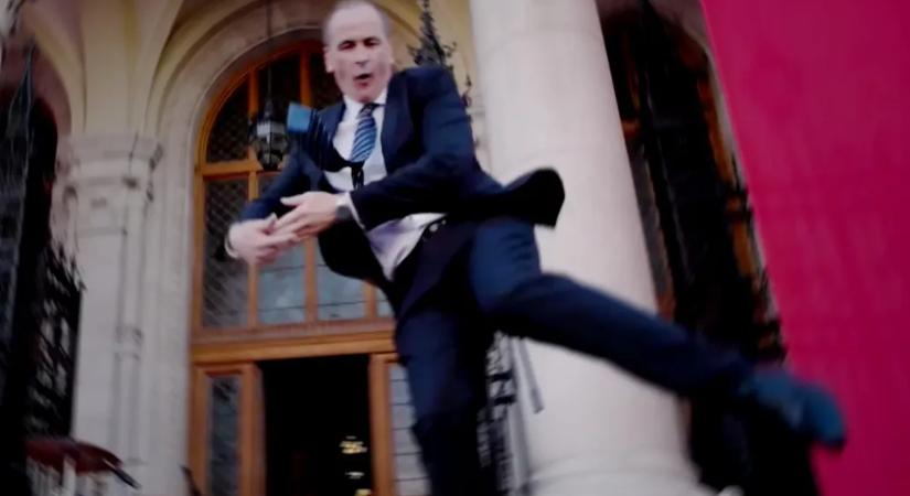 Hegedűs Zsolt miniszter a Parlament lépcsőjén ismételte meg elhíresült táncát