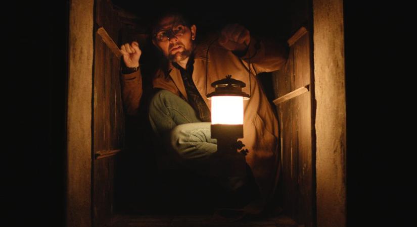 Mi történik, ha a kiégett horrorszerzőt összezárjuk egy boszorkánnyal?