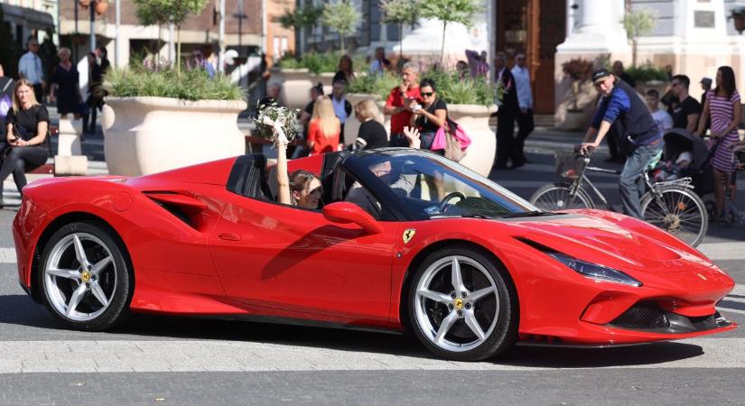Tűzpiros Ferrari és egy elegáns Porsche, tudod mit kerestek a kaposvári belvárosban?