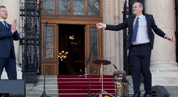 Hegedűs Zsolt a Parlament lépcsőjén újra előadta legendássá vált táncát – Videóval