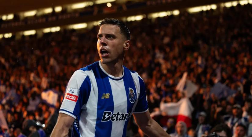 Betörtek a házába, késsel fenyegették a Premier League sztárját