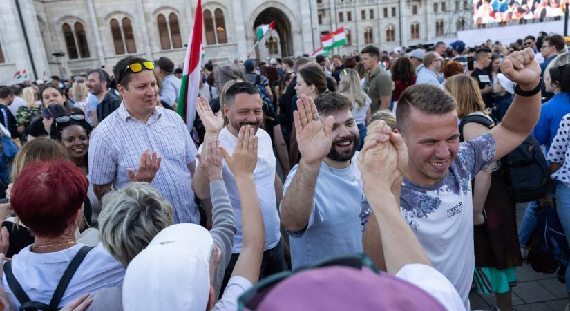 Képek a rendszerváltási népünnepélyről