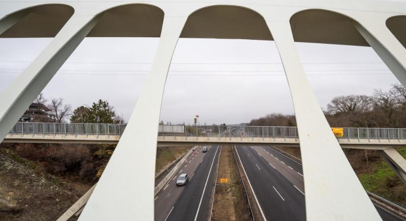 Éjszaka teljesen lezárják az M7-es autópályát a régi velencei gyalogoshíd bontása miatt