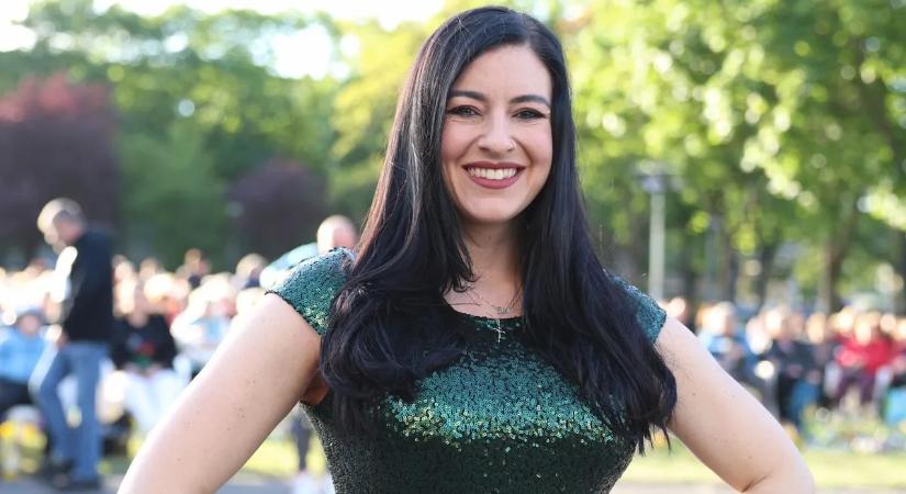 Stana Alexandra egy helikopterből lógott ki - Fotó