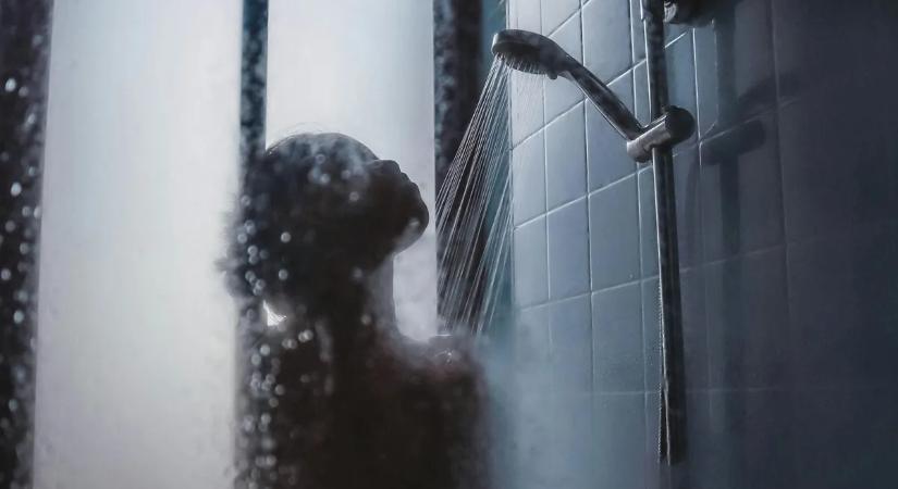 Ön merre fordul zuhanyzás közben? – A bőrgyógyászok szerint ez fontosabb, mint hinné