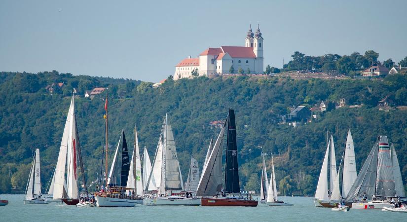 Nagy veszélyben a tó! A balatoni hajósokhoz fordulnak a kutatók