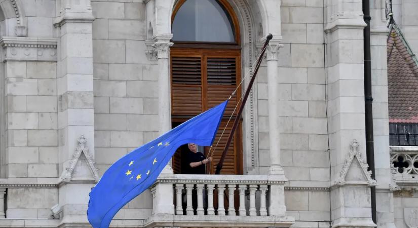 EU flag displayed on building of Hungarian Parliament again