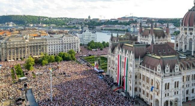 Megalakult az új Országgyűlés: Százezres tömeg ünnepelt május 9-én a Kossuth téren