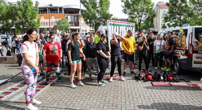 Idén először a tűzoltók mellett civilek is próbára tették magukat a szolnoki Vízügyi Székházban