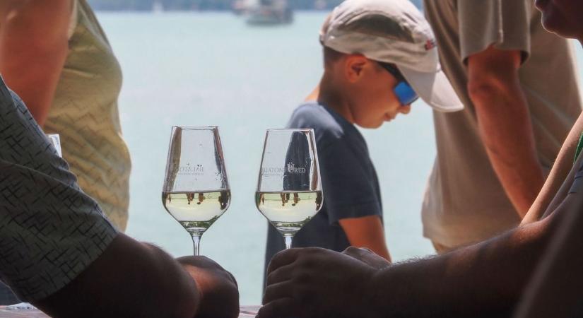 Brutális különbségek a nyaralópiacon: milliók a Balatonnál, „féláron” a Tisza-tónál – és így áll most Orfű