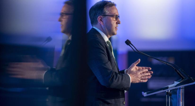 Csendben lelépett a Külügyi Intézet Orbánt és Trumpot támogató amerikai elnöke is