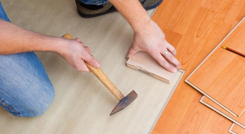 Egyre többen tesznek ilyen padlóburkolatot a laminált fölé: Olcsó, könnyen tisztítható, és a víz sem árt neki