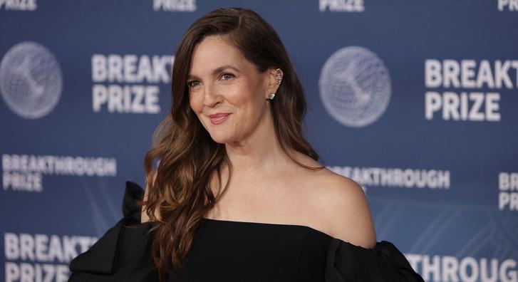 Imádják Drew Barrymore-t a neten, videóban büszkélkedett el a ráncaival
